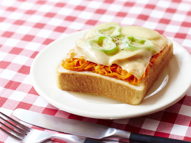 野菜でパスタ風ナポリタンなチーズトーストの写真
