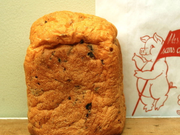 バジルと粗びきウインナーのトマトパン