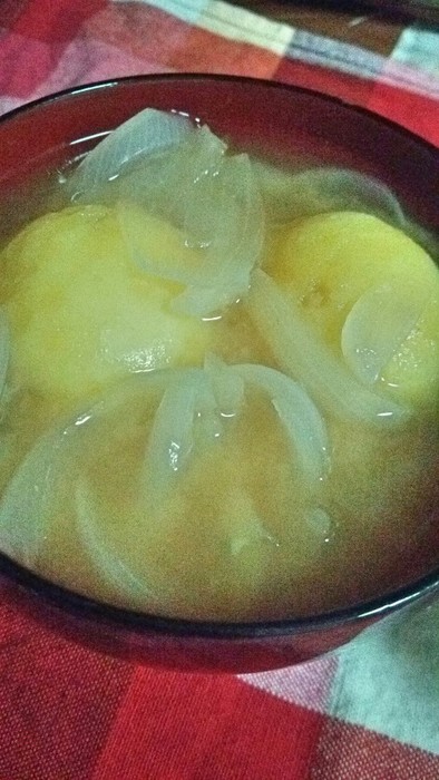 玉ねぎ、ジャガイモの味噌汁の写真