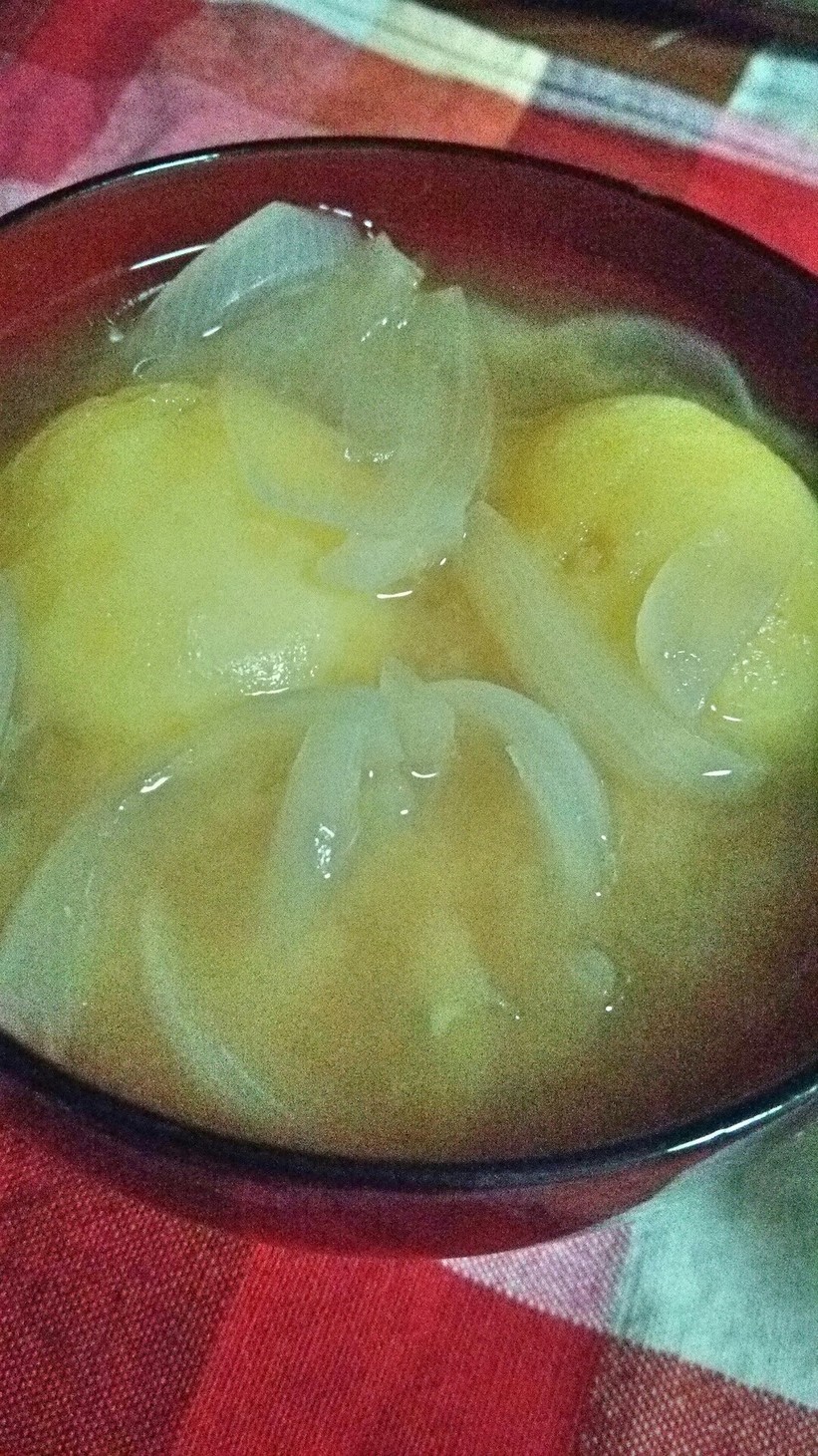 玉ねぎ、ジャガイモの味噌汁の画像