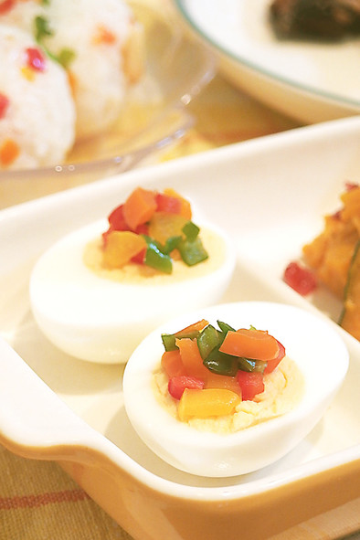 ゆで卵onｶﾗﾌﾙ塩ピーマン～美味お摘みの写真