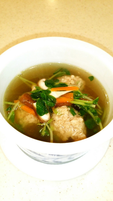 鶏だんごと豆苗の中華スープの写真