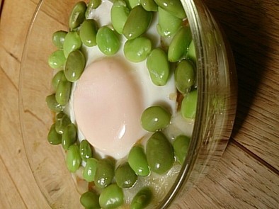 枝豆と目玉焼きのカレードリアの写真