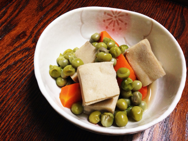 高野豆腐とえんどうの煮物の画像