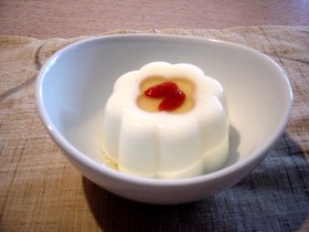 杏仁豆腐 with クコの実シロップ