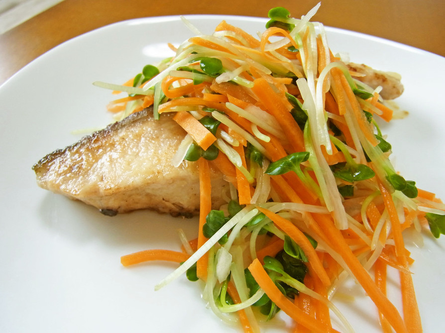 鮭のムニエルエスニック風野菜乗せの画像