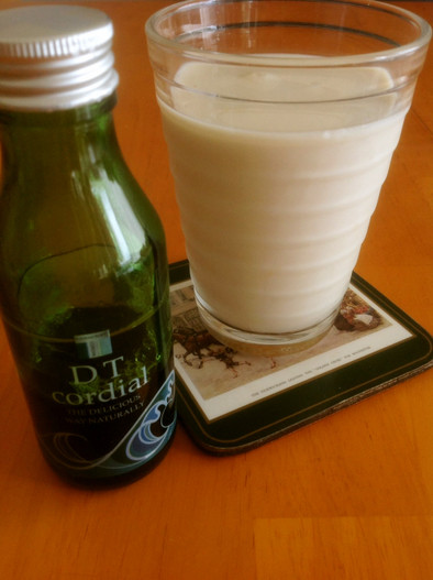 ハーブコーディアルの牛乳割りの写真