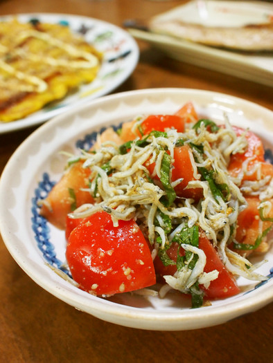 トマトとしらすの簡単サラダの写真