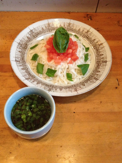 タイ風バジルトマトつけ麺の写真
