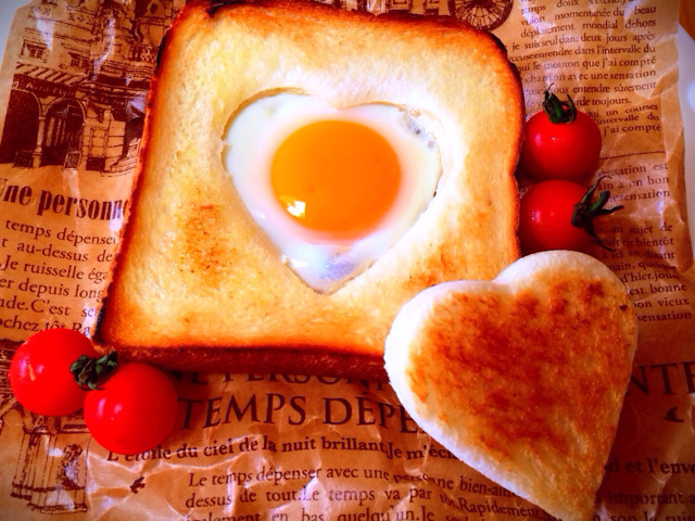 朝ごはんに！トーストとハートの目玉焼き♡の画像