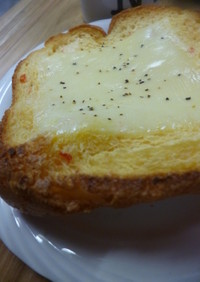 赤パブリカ入り食パンのチーズトースト