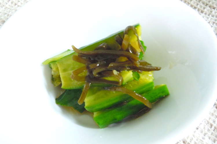 たたきキュウリと塩昆布の簡単めんつゆ漬け レシピ 作り方 By Obanza クックパッド 簡単おいしいみんなのレシピが374万品
