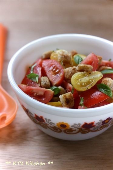 トマトとクルトンのガーリック風味サラダの画像
