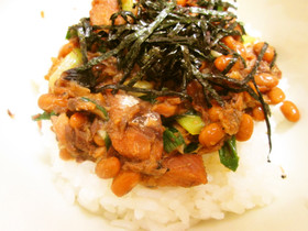 納豆といわし缶のどんぶり。