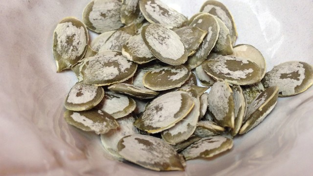 かぼちゃの種の綺麗な割り方 レシピ 作り方 By ひつじぷーどるん クックパッド 簡単おいしいみんなのレシピが357万品
