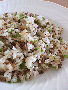 我が家のひき肉とピーマンのシンプル炒飯