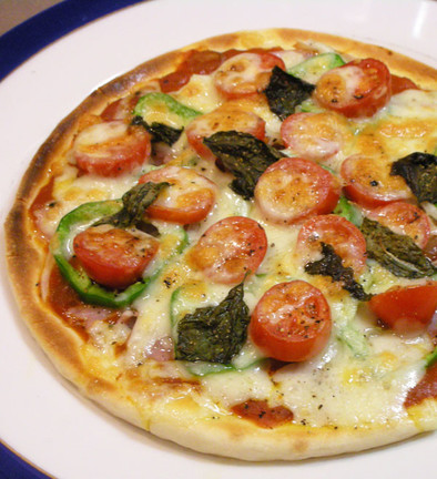 おうちで簡単！生ハムと野菜のピザ♪の写真