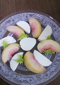桃とモッツレラチーズのサラダ