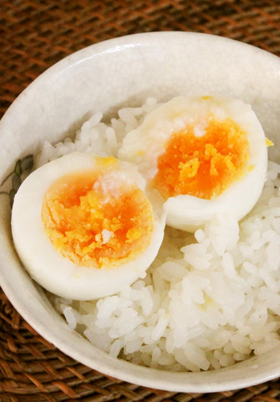 簡単おつまみ☆茹で卵のにんにく塩麹漬けの写真