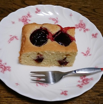 フレッシュプルーンのバターケーキの写真