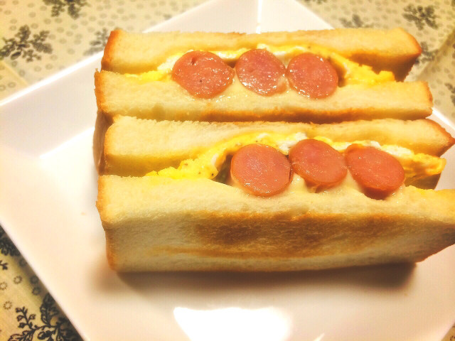朝食♪丸ごとウインナーと卵のサンドイッチ