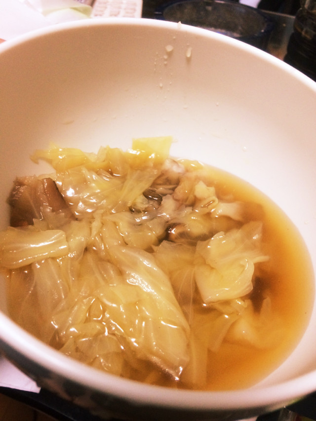 キャベツ,椎茸,舞茸の簡単野菜スープの画像