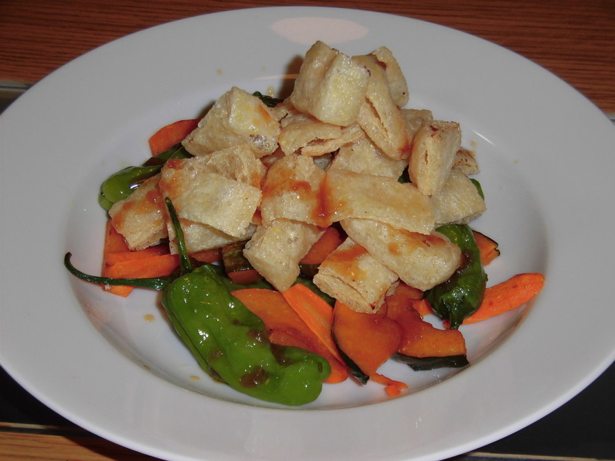 カリカリ油揚げと素揚げ野菜のサラダの画像