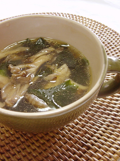 わかめと舞茸の中華スープ。の写真