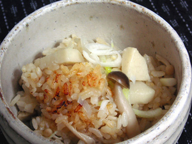 土鍋で簡単おこげ☆秋のきのこご飯の写真