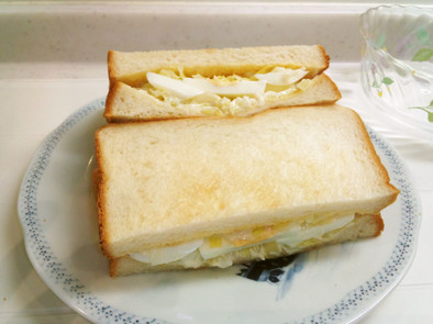 茹で卵とキャベツのコールスローサンドの写真