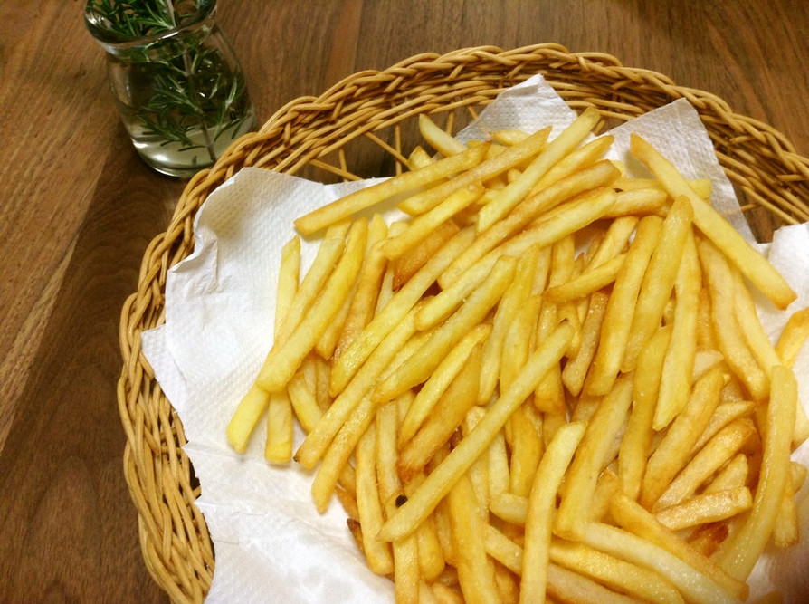 カリカリに焼いたフライドポテトのレシピ