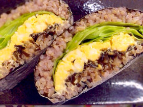塩昆布マヨと炒り卵のおにぎらず