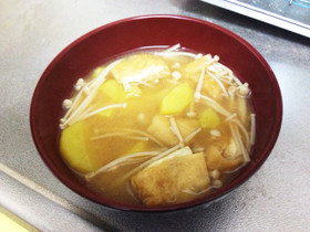さつまいもとえのきのみそ汁