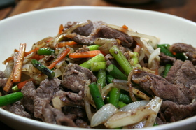 牛肉の野菜炒めはワインでお化粧