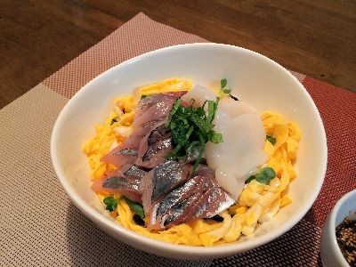 あじとイカのさしみ丼の画像