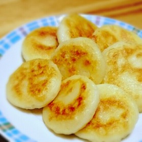 簡単★じゃがいもイモモチ!チーズ入りも♪