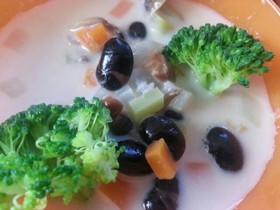 噛みごたえで満腹感!黒豆のミルクスープ
