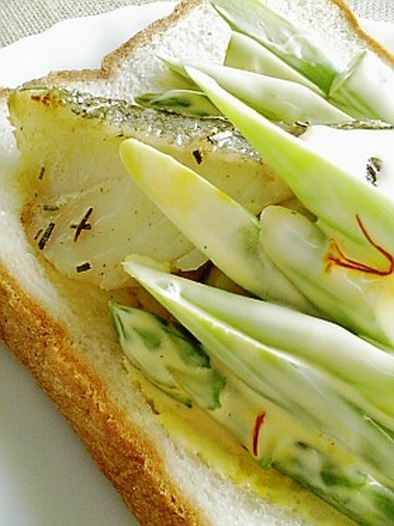 お魚とアスパラのサンドイッチの写真