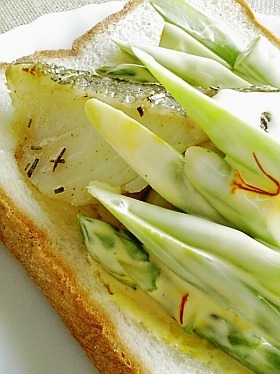 お魚とアスパラのサンドイッチの画像