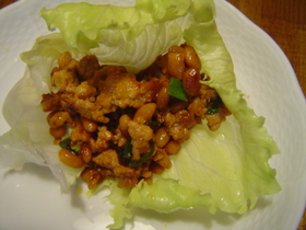 納豆のエスニック風レタス巻き