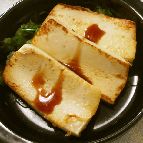 白みたいたな食感の焼き塩豆腐