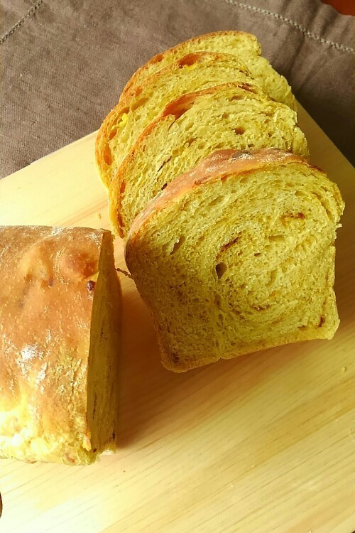 こねないパン生地・カレー味のパンの画像