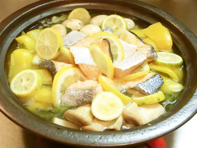 レモンとカボスの鮭鍋の写真