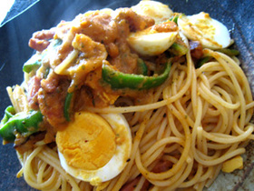 厚切りベーコンとゆで卵のトマトパスタ