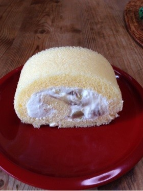 和栗とマロンペーストのロールケーキの画像