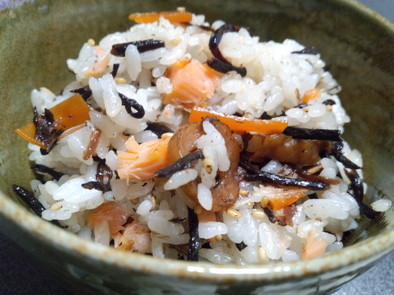ひじきの煮物と鮭のご飯(おにぎりにも)の写真