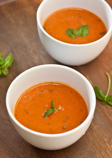 焼きトマトとバジルのスープの写真