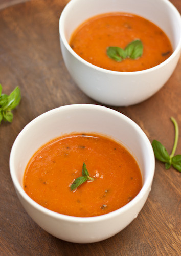焼きトマトとバジルのスープの画像