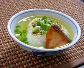 鮭茶漬け 焼きおにぎりで香ばしく・・・
