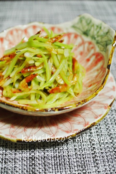 ブロッコリーの茎と桜海老の塩レモン炒めの写真